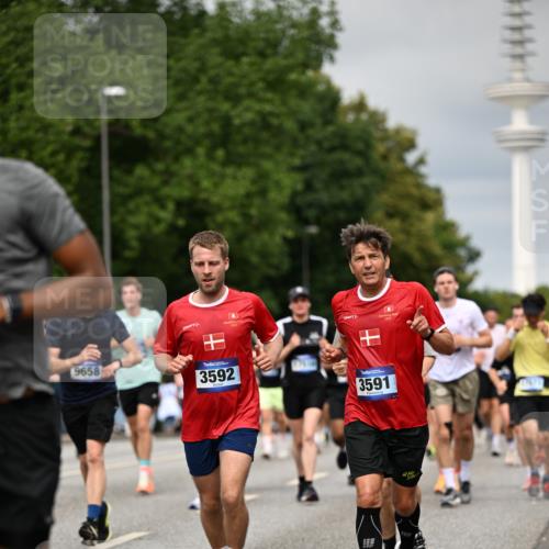 29.06.2025 - hella hamburg halbmarathon Dr. Thomas Lammeyer http://msf.ph/oto/8495370 29.06.2025 10:23:00 Kennedybrücke 1349, 1521, 2096, 2311, 2781, 3026, 3202, 3321, 3591, 3592, 4383, 4718, 4845, 5049, 5264, 5266, 5323, 5611, 5733, 5910, 6194, 6413, 6477, 6482, 7051, 7121, 7214, 7454, 8665, 8799, 9276, 9505, 9549, 9652, 9658, 9756, 9757, 9964, 10037, 10172, 10467, 10502, 10687, 10816, 10856, 11020 meine-sportfotos.de