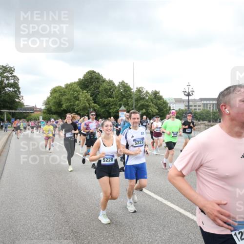 29.06.2025 - hella hamburg halbmarathon Jannik Wohlers http://msf.ph/oto/8495384 29.06.2025 10:55:23 Lombardsbrücke 1616, 3101, 3244, 4265, 4470, 4896, 5220, 5222, 5575, 6055, 6056, 6113, 6257, 6594, 7548, 7969, 8110, 8527, 8532, 8533, 8648, 9548, 9861, 9865, 9956, 10094, 10436, 10438, 10449, 10593, 11903, 11962, 11963, 12695, 13504, 14124, 14492, 15081, 15116, 15289, 15763, 15764, 16336, 16651, 16768, 16926, 17038, 17039, 17168, 17392, 18195, 18907 meine-sportfotos.de