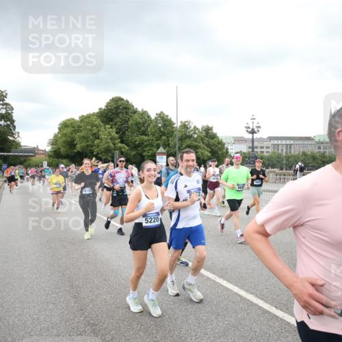29.06.2025 - hella hamburg halbmarathon Jannik Wohlers http://msf.ph/oto/8495393 29.06.2025 10:55:23 Lombardsbrücke 1616, 3101, 3244, 4265, 4470, 4896, 5220, 5222, 5575, 6055, 6056, 6113, 6257, 6594, 7548, 7969, 8110, 8527, 8532, 8533, 8648, 9548, 9861, 9865, 9956, 10094, 10436, 10438, 10449, 10593, 11903, 11962, 11963, 12695, 13504, 14124, 14492, 15081, 15116, 15289, 15763, 15764, 16336, 16651, 16768, 16926, 17038, 17039, 17168, 17392, 18195, 18907 meine-sportfotos.de