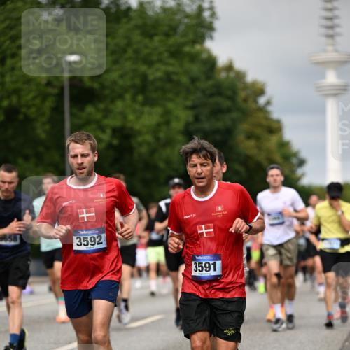 29.06.2025 - hella hamburg halbmarathon Dr. Thomas Lammeyer http://msf.ph/oto/8495394 29.06.2025 10:23:00 Kennedybrücke 1349, 1521, 2096, 2311, 2781, 3026, 3202, 3321, 3591, 3592, 4383, 4718, 4845, 5049, 5264, 5266, 5323, 5611, 5733, 5910, 6194, 6413, 6477, 6482, 7051, 7121, 7214, 7454, 8665, 8799, 9276, 9505, 9549, 9652, 9658, 9756, 9757, 9964, 10037, 10172, 10467, 10502, 10687, 10816, 10856, 11020 meine-sportfotos.de