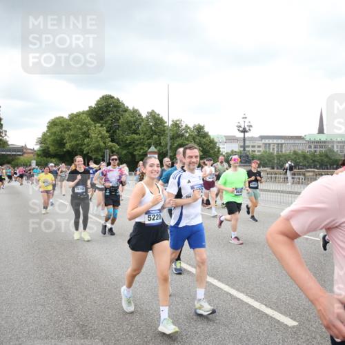 29.06.2025 - hella hamburg halbmarathon Jannik Wohlers http://msf.ph/oto/8495397 29.06.2025 10:55:23 Lombardsbrücke 1616, 3101, 3244, 4265, 4470, 4896, 5220, 5222, 5575, 6055, 6056, 6113, 6257, 6594, 7548, 7969, 8110, 8527, 8532, 8533, 8648, 9548, 9861, 9865, 9956, 10094, 10436, 10438, 10449, 10593, 11903, 11962, 11963, 12695, 13504, 14124, 14492, 15081, 15116, 15289, 15763, 15764, 16336, 16651, 16768, 16926, 17038, 17039, 17168, 17392, 18195, 18907 meine-sportfotos.de