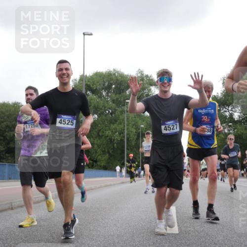 29.06.2025 - hella hamburg halbmarathon Luisa Fischer http://msf.ph/oto/8495423 29.06.2025 10:53:34 Kennedybrücke 17250, 4525, 6830, 4527, 20, 38, 7721, 37, 1259, 3680, 3701, 3710, 4168, 5119, 5552, 7721, 7722, 8299, 9940, 10033 meine-sportfotos.de