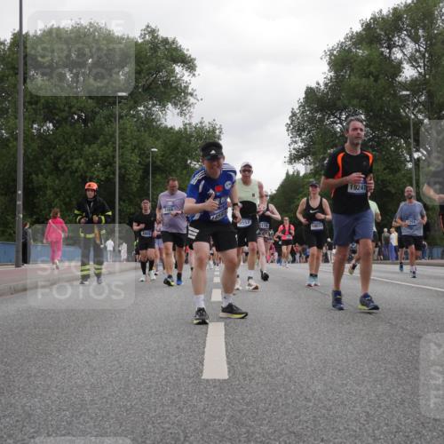 29.06.2025 - hella hamburg halbmarathon Luisa Fischer http://msf.ph/oto/8495460 29.06.2025 10:53:38 Kennedybrücke 4809, 2466, 4591, 5552, 5119, 10033, 19247, 1410, 1259, 1625, 3680, 4870, 5119, 5552, 6015, 7721, 7722, 8299, 10033 meine-sportfotos.de