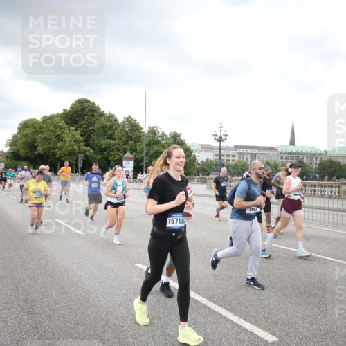 29.06.2025 - hella hamburg halbmarathon Jannik Wohlers http://msf.ph/oto/8495492 29.06.2025 10:55:25 Lombardsbrücke 3101, 3244, 4265, 4470, 4896, 5220, 5222, 5575, 6055, 6056, 6113, 6257, 6594, 7516, 7969, 8110, 8527, 8532, 8533, 8648, 9548, 9861, 9865, 9956, 10094, 10436, 10438, 10449, 10593, 11903, 11962, 11963, 12695, 13504, 13627, 14124, 14492, 15081, 15116, 15199, 15289, 15763, 15764, 16336, 16651, 16768, 16926, 17038, 17039, 17168, 17392, 18195, 18907 meine-sportfotos.de