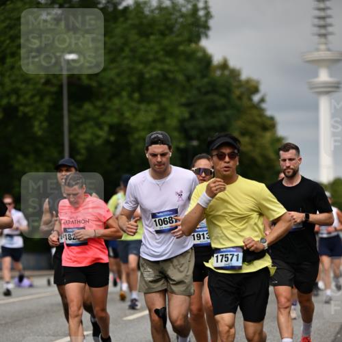 29.06.2025 - hella hamburg halbmarathon Dr. Thomas Lammeyer http://msf.ph/oto/8495527 29.06.2025 10:23:04 Kennedybrücke 1349, 1521, 2096, 2311, 2781, 3026, 3202, 3321, 3529, 3591, 3592, 4718, 4845, 5049, 5098, 5264, 5266, 5323, 5611, 5733, 5910, 6194, 6413, 6477, 6482, 7051, 7214, 7454, 7566, 7844, 8575, 8665, 8799, 9505, 9549, 9652, 9658, 9756, 9757, 9964, 10037, 10172, 10467, 10687, 10816, 11020 meine-sportfotos.de
