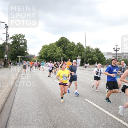 29.06.2025 - hella hamburg halbmarathon Jannik Wohlers http://msf.ph/oto/8495544 29.06.2025 10:55:27 Lombardsbrücke 2793, 3101, 3244, 4265, 4470, 4473, 4896, 5220, 5222, 5306, 5575, 6055, 6056, 6113, 6257, 6594, 7516, 7969, 8110, 8527, 8532, 8533, 8648, 9548, 9861, 9865, 9956, 10436, 10438, 10449, 10593, 11903, 11962, 11963, 12695, 13504, 13627, 14124, 14221, 14492, 15116, 15199, 15289, 15763, 15764, 16336, 16413, 16651, 16768, 16926, 17038, 17039, 17168, 17392, 18195, 18329, 18907 meine-sportfotos.de