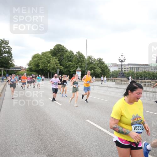 29.06.2025 - hella hamburg halbmarathon Jannik Wohlers http://msf.ph/oto/8495592 29.06.2025 10:55:28 Lombardsbrücke 2793, 3101, 3244, 3268, 4265, 4470, 4473, 4896, 5220, 5222, 5306, 5575, 5994, 6055, 6056, 6113, 6257, 6594, 7516, 7969, 8110, 8527, 8532, 8533, 8648, 9548, 9861, 9865, 9956, 10436, 10438, 10449, 10593, 10640, 11903, 11962, 11963, 12267, 12695, 13055, 13504, 13627, 14124, 14221, 14492, 15116, 15199, 15289, 15763, 15764, 16336, 16413, 16651, 16768, 16926, 17038, 17039, 17168, 17392, 18195, 18329, 18907 meine-sportfotos.de