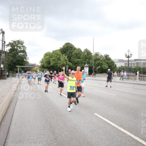 29.06.2025 - hella hamburg halbmarathon Jannik Wohlers http://msf.ph/oto/8495773 29.06.2025 10:55:33 Lombardsbrücke 1909, 2793, 3268, 4265, 4470, 4473, 4836, 4896, 5306, 5994, 6055, 6056, 6113, 6257, 6494, 6594, 7516, 7616, 7969, 8110, 8532, 8533, 9548, 9838, 9861, 9865, 10436, 10438, 10449, 10640, 11903, 11962, 11963, 12267, 13055, 13504, 13627, 14124, 14142, 14221, 14280, 14281, 14492, 15199, 15272, 15763, 15764, 16413, 16651, 16960, 17038, 17039, 17168, 18195, 18329 meine-sportfotos.de