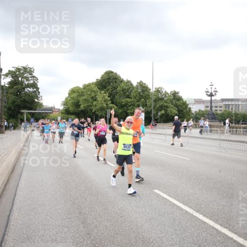 29.06.2025 - hella hamburg halbmarathon Jannik Wohlers http://msf.ph/oto/8495786 29.06.2025 10:55:33 Lombardsbrücke 1909, 2793, 3268, 4265, 4470, 4473, 4836, 4896, 5306, 5994, 6055, 6056, 6113, 6257, 6494, 6594, 7516, 7616, 7969, 8110, 8532, 8533, 9548, 9838, 9861, 9865, 10436, 10438, 10449, 10640, 11903, 11962, 11963, 12267, 13055, 13504, 13627, 14124, 14142, 14221, 14280, 14281, 14492, 15199, 15272, 15763, 15764, 16413, 16651, 16960, 17038, 17039, 17168, 18195, 18329 meine-sportfotos.de