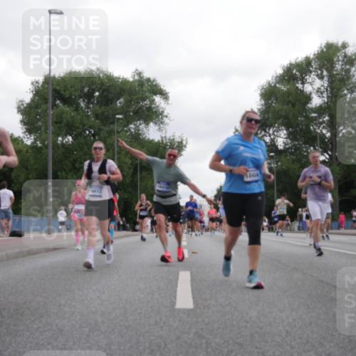 29.06.2025 - hella hamburg halbmarathon Luisa Fischer http://msf.ph/oto/8495866 29.06.2025 10:54:09 Kennedybrücke 15105, 6412, 16410, 8404, 3647, 4848, 6178, 7141, 8986, 9605, 10437 meine-sportfotos.de