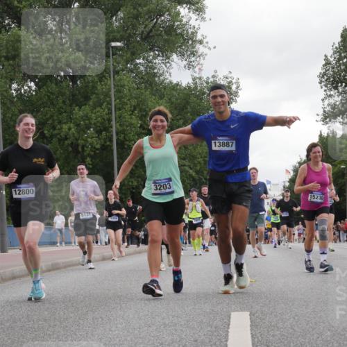29.06.2025 - hella hamburg halbmarathon Luisa Fischer http://msf.ph/oto/8495962 29.06.2025 10:54:17 Kennedybrücke 12800, 5131, 10286, 3203, 13887, 17295, 15230, 337, 392, 1239, 2358, 2859, 4848, 5530, 7141, 9605 meine-sportfotos.de