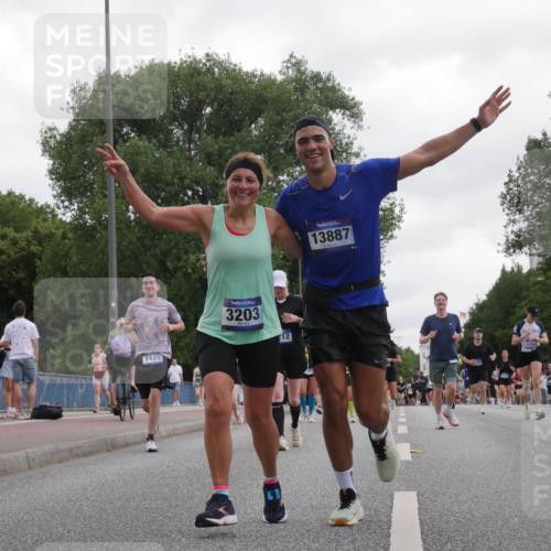 29.06.2025 - hella hamburg halbmarathon Luisa Fischer http://msf.ph/oto/8495976 29.06.2025 10:54:18 Kennedybrücke 5131, 3203, 212, 13887, 12392, 15230, 33, 2358, 2859, 4848, 5530, 7141, 9605 meine-sportfotos.de