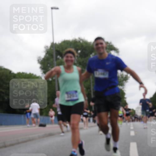 29.06.2025 - hella hamburg halbmarathon Luisa Fischer http://msf.ph/oto/8495980 29.06.2025 10:54:19 Kennedybrücke 1208, 2358, 2859, 4848, 5530, 7141, 8779, 9605 meine-sportfotos.de