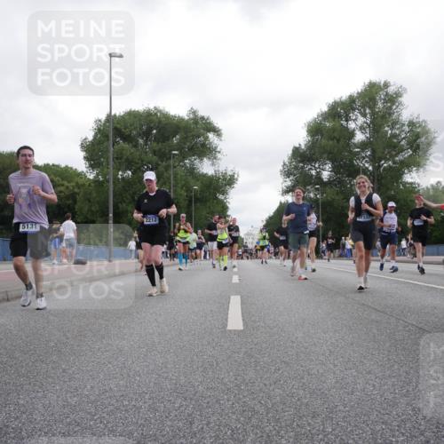 29.06.2025 - hella hamburg halbmarathon Luisa Fischer http://msf.ph/oto/8496003 29.06.2025 10:54:21 Kennedybrücke 2212, 5131, 2859, 1523, 1208, 2358, 2859, 3229, 5530, 7141, 8779 meine-sportfotos.de