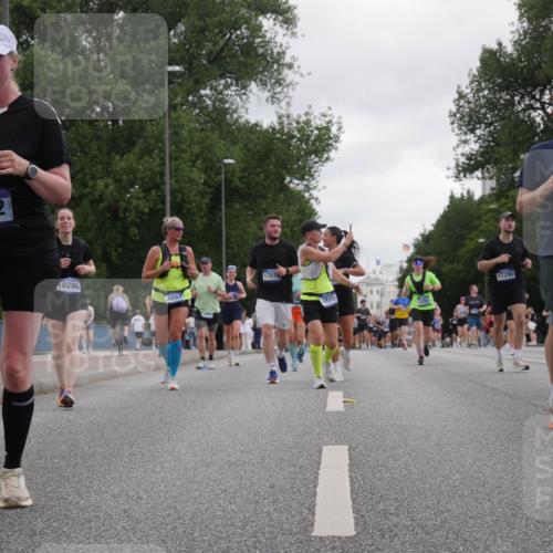 29.06.2025 - hella hamburg halbmarathon Luisa Fischer http://msf.ph/oto/8496025 29.06.2025 10:54:22 Kennedybrücke 2212, 10286, 3897, 17075, 3805, 17295, 1208, 2358, 2859, 3229, 5530, 8779 meine-sportfotos.de