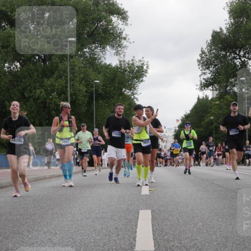 29.06.2025 - hella hamburg halbmarathon Luisa Fischer http://msf.ph/oto/8496030 29.06.2025 10:54:22 Kennedybrücke 10286, 3897, 5694, 17079, 3805, 2358, 17295, 1208, 2358, 2859, 3229, 5530, 8779 meine-sportfotos.de