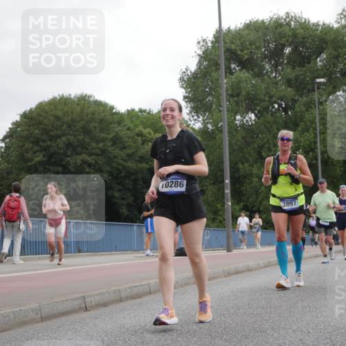 29.06.2025 - hella hamburg halbmarathon Luisa Fischer http://msf.ph/oto/8496055 29.06.2025 10:54:24 Kennedybrücke 10286, 3897, 5694, 1125, 38, 1208, 2358, 2859, 3229, 5530, 8779 meine-sportfotos.de