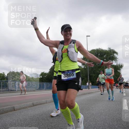29.06.2025 - hella hamburg halbmarathon Luisa Fischer http://msf.ph/oto/8496091 29.06.2025 10:54:27 Kennedybrücke 3805, 1125, 1208, 3229, 7769, 8779 meine-sportfotos.de
