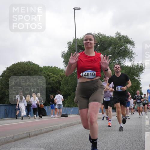 29.06.2025 - hella hamburg halbmarathon Luisa Fischer http://msf.ph/oto/8496433 29.06.2025 10:54:57 Kennedybrücke 14010, 9763, 273, 4748, 27, 1203, 1404, 1617, 2484, 2485, 2736, 2778, 3038, 5062, 5716, 6091, 6945, 7825, 7992, 8200, 8621, 10521, 10614, 10673 meine-sportfotos.de