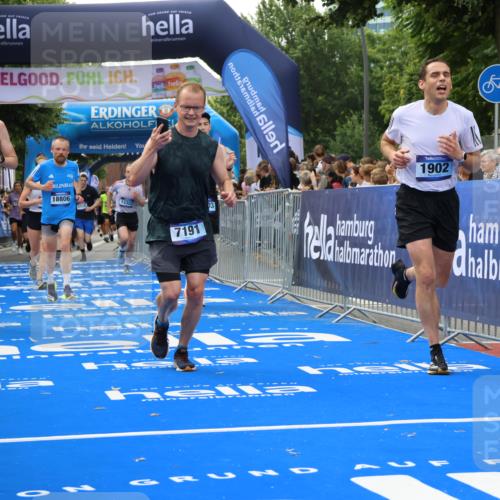 29.06.2025 - hella hamburg halbmarathon Strokosch-Dieckow http://msf.ph/oto/8496473 29.06.2025 10:44:21 Ziel 1057, 1220, 1413, 1415, 1902, 4310, 4691, 5275, 5884, 7191, 8722, 8928, 9444, 12327, 12528, 12554, 14667, 16316, 16547, 16803, 16893, 17729, 18806 meine-sportfotos.de