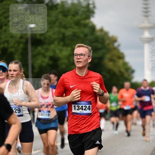 29.06.2025 - hella hamburg halbmarathon Dr. Thomas Lammeyer http://msf.ph/oto/8496540 29.06.2025 10:23:20 Kennedybrücke 1325, 1332, 1349, 1718, 1755, 2017, 2096, 2311, 2589, 2781, 2812, 2895, 3026, 3105, 3118, 3529, 4108, 4110, 4718, 4722, 4845, 5034, 5080, 5098, 5323, 5449, 6194, 6270, 6477, 6482, 6542, 6736, 7051, 7143, 7252, 7566, 7844, 8575, 8761, 9252, 9270, 9272, 9652, 9756, 9757, 9856, 9964, 10037, 10124, 10129, 10816, 11081 meine-sportfotos.de