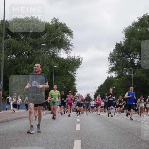 29.06.2025 - hella hamburg halbmarathon Luisa Fischer http://msf.ph/oto/8496629 29.06.2025 10:55:15 Kennedybrücke 14692, 16678, 1997, 9590, 7305, 14720, 7841, 3934, 16234, 1418, 1997, 3934, 4878, 5394, 5534, 6456, 7841, 8040, 9460, 9462, 9582, 9590, 10830 meine-sportfotos.de