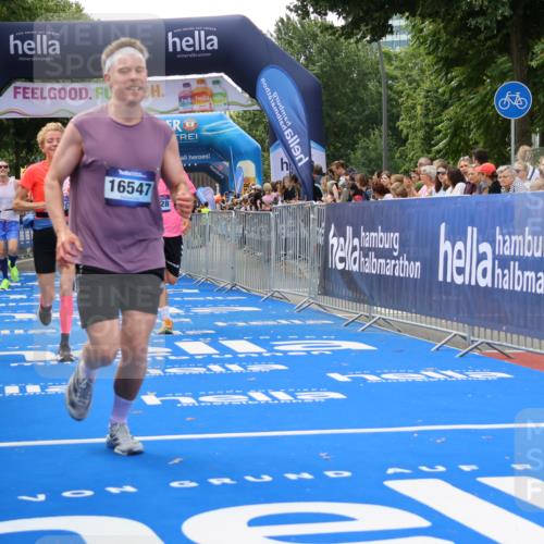 29.06.2025 - hella hamburg halbmarathon Strokosch-Dieckow http://msf.ph/oto/8496645 29.06.2025 10:44:18 Ziel 1220, 1413, 1415, 1902, 4310, 4691, 5275, 5884, 7005, 7191, 8722, 9444, 12159, 12327, 12528, 14686, 14687, 15225, 15280, 16301, 16316, 16547, 16803, 16893, 18691, 18806 meine-sportfotos.de
