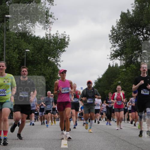 29.06.2025 - hella hamburg halbmarathon Luisa Fischer http://msf.ph/oto/8496670 29.06.2025 10:55:19 Kennedybrücke 598, 7305, 16234, 4713, 16015, 14, 14720, 6947, 11609, 9582, 916, 922, 7841, 1732, 1997, 3934, 5534, 6456, 7841, 9460, 9582, 9583, 9590, 9594 meine-sportfotos.de