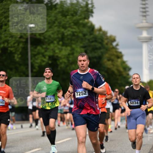 29.06.2025 - hella hamburg halbmarathon Dr. Thomas Lammeyer http://msf.ph/oto/8496720 29.06.2025 10:23:24 Kennedybrücke 1159, 1160, 1325, 1332, 1349, 1708, 1718, 1755, 2017, 2311, 2589, 2703, 2781, 2812, 2895, 3026, 3105, 3118, 3529, 4108, 4110, 4722, 5034, 5080, 5098, 5323, 5449, 6194, 6249, 6270, 6542, 6736, 7051, 7143, 7252, 7566, 7844, 8575, 8761, 9252, 9270, 9272, 9652, 9756, 9757, 9856, 10037, 10124, 10129, 10816, 11081 meine-sportfotos.de