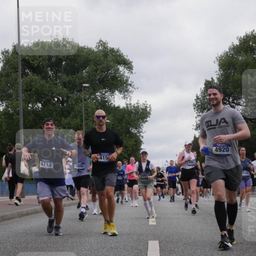 29.06.2025 - hella hamburg halbmarathon Luisa Fischer http://msf.ph/oto/8496773 29.06.2025 10:55:29 Kennedybrücke 4713, 16595, 415, 3991, 6961, 4920, 6885, 12525, 5291, 4087, 4273, 5291, 6406, 6885, 6961, 7691, 8672, 9068, 9070, 9220, 9583, 9594, 9673, 9730, 10342, 10496 meine-sportfotos.de