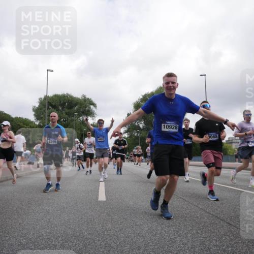 29.06.2025 - hella hamburg halbmarathon Luisa Fischer http://msf.ph/oto/8496838 29.06.2025 10:55:36 Kennedybrücke 808, 8399, 6404, 10928, 18756, 9068, 1137, 1978, 3140, 4273, 4815, 5291, 6406, 6885, 6985, 8194, 8196, 8672, 9068, 9070, 9730, 10296, 10342, 10496 meine-sportfotos.de