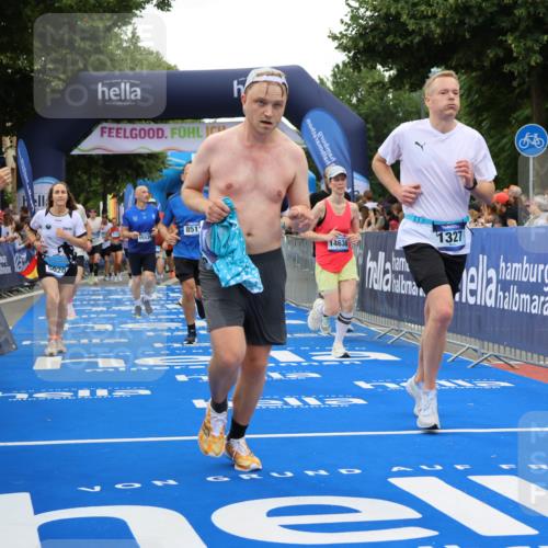 29.06.2025 - hella hamburg halbmarathon Strokosch-Dieckow http://msf.ph/oto/8496891 29.06.2025 10:54:55 Ziel 1327, 1506, 2884, 3652, 4249, 4616, 4938, 5020, 6433, 6994, 8514, 8698, 10266, 13988, 14638, 14660, 14750, 14845, 15126, 15156, 15879, 16047, 16623, 16868, 17261, 18181, 18325 meine-sportfotos.de