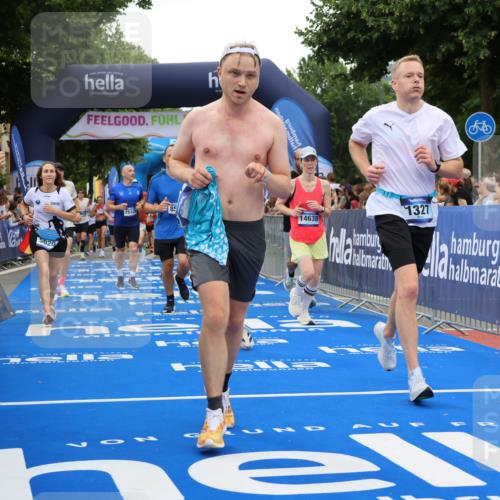 29.06.2025 - hella hamburg halbmarathon Strokosch-Dieckow http://msf.ph/oto/8496899 29.06.2025 10:54:55 Ziel 1327, 1506, 2884, 3652, 4249, 4616, 4938, 5020, 6433, 6994, 8514, 8698, 10266, 13988, 14638, 14660, 14750, 14845, 15126, 15156, 15879, 16047, 16623, 16868, 17261, 18181, 18325 meine-sportfotos.de