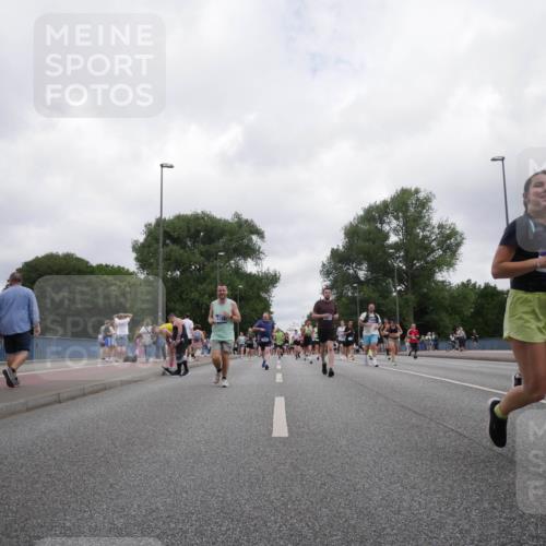 29.06.2025 - hella hamburg halbmarathon Luisa Fischer http://msf.ph/oto/8496901 29.06.2025 10:55:43 Kennedybrücke 10296, 1369, 1978, 3140, 3645, 4815, 5262, 6671, 6985, 7682, 7737, 8194, 8196, 10296 meine-sportfotos.de