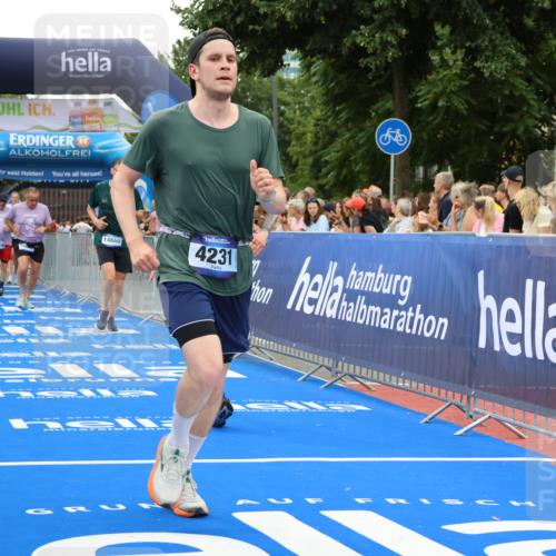 29.06.2025 - hella hamburg halbmarathon Strokosch-Dieckow http://msf.ph/oto/8496947 29.06.2025 10:54:47 Ziel 1327, 1496, 1506, 2029, 2561, 3310, 4231, 6587, 6994, 7478, 8449, 9227, 10044, 12186, 13147, 14239, 14660, 15389, 15408, 15584, 16623, 16868, 17231, 17261, 19000 meine-sportfotos.de