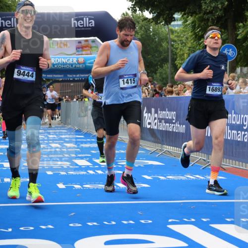 29.06.2025 - hella hamburg halbmarathon Strokosch-Dieckow http://msf.ph/oto/8496949 29.06.2025 10:44:16 Ziel 1220, 1413, 1415, 1902, 4999, 5231, 5275, 5884, 7005, 7191, 8722, 9444, 12159, 12528, 14686, 14687, 15225, 15280, 16301, 16316, 16547, 16803, 16893, 17748, 18691 meine-sportfotos.de