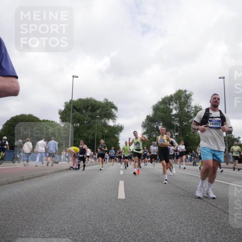 29.06.2025 - hella hamburg halbmarathon Luisa Fischer http://msf.ph/oto/8496955 29.06.2025 10:55:47 Kennedybrücke 500, 7737, 14215, 16807, 1369, 2308, 2593, 3140, 3645, 5262, 6671, 6985, 7682, 7737, 10634 meine-sportfotos.de