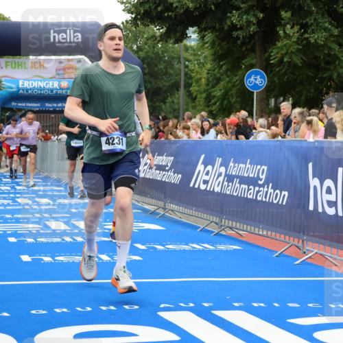 29.06.2025 - hella hamburg halbmarathon Strokosch-Dieckow http://msf.ph/oto/8496964 29.06.2025 10:54:47 Ziel 1327, 1496, 1506, 2029, 2561, 3310, 4231, 6587, 6994, 7478, 8449, 9227, 10044, 12186, 13147, 14239, 14660, 15389, 15408, 15584, 16623, 16868, 17231, 17261, 19000 meine-sportfotos.de