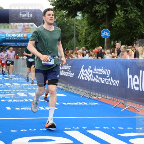29.06.2025 - hella hamburg halbmarathon Strokosch-Dieckow http://msf.ph/oto/8496972 29.06.2025 10:54:47 Ziel 1327, 1496, 1506, 2029, 2561, 3310, 4231, 6587, 6994, 7478, 8449, 9227, 10044, 12186, 13147, 14239, 14660, 15389, 15408, 15584, 16623, 16868, 17231, 17261, 19000 meine-sportfotos.de