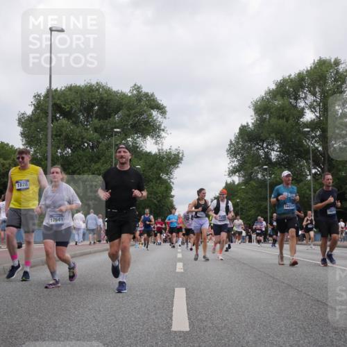 29.06.2025 - hella hamburg halbmarathon Luisa Fischer http://msf.ph/oto/8497084 29.06.2025 10:55:59 Kennedybrücke 1828, 17641, 10884, 14704, 16053, 3787, 16056, 2593, 3227, 3787, 7735, 8250, 8251, 10600, 10693, 10884 meine-sportfotos.de