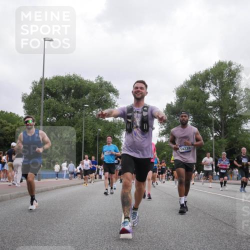 29.06.2025 - hella hamburg halbmarathon Luisa Fischer http://msf.ph/oto/8497139 29.06.2025 10:56:05 Kennedybrücke 2362, 14235, 18115, 3227, 2988, 3227, 3787, 6135, 6604, 7511, 7735, 7871, 9340, 10884 meine-sportfotos.de