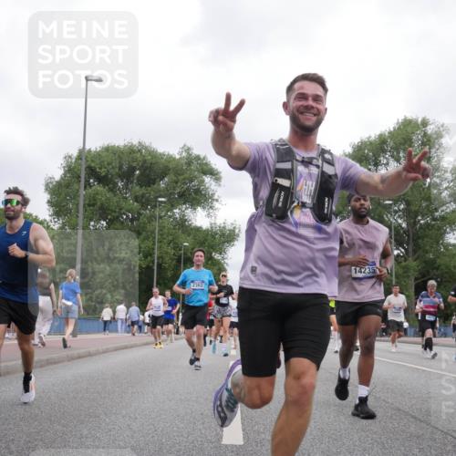 29.06.2025 - hella hamburg halbmarathon Luisa Fischer http://msf.ph/oto/8497144 29.06.2025 10:56:05 Kennedybrücke 2362, 14235, 18115, 2227, 2988, 3227, 3787, 6135, 6604, 7511, 7735, 7871, 9340, 10884 meine-sportfotos.de