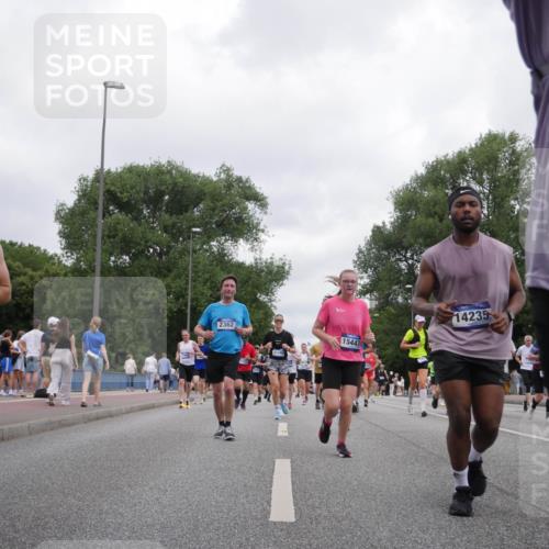 29.06.2025 - hella hamburg halbmarathon Luisa Fischer http://msf.ph/oto/8497150 29.06.2025 10:56:06 Kennedybrücke 2362, 15447, 14235, 2983, 2988, 3227, 3787, 6135, 6604, 7511, 7735, 7871, 9340, 10884 meine-sportfotos.de