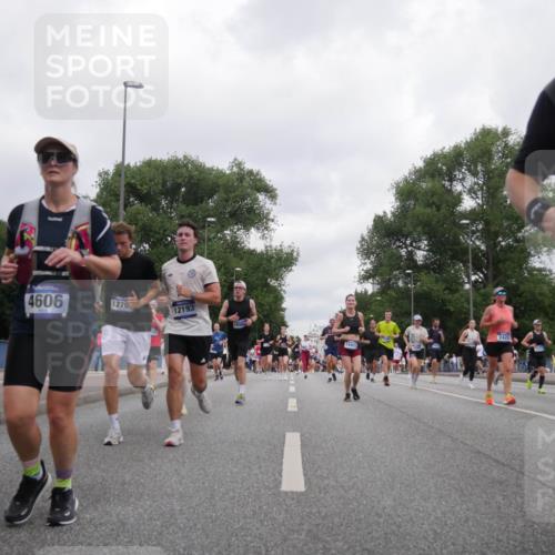 29.06.2025 - hella hamburg halbmarathon Luisa Fischer http://msf.ph/oto/8497230 29.06.2025 10:56:15 Kennedybrücke 4606, 1270, 12193, 2420, 61, 2420, 2983, 6135, 6604, 7032, 7511, 7690, 10080, 10417, 10568, 10879 meine-sportfotos.de