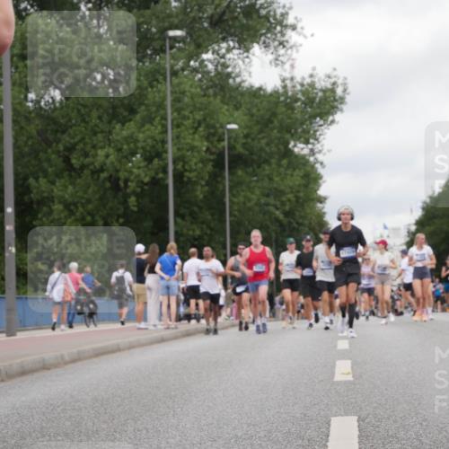 29.06.2025 - hella hamburg halbmarathon Luisa Fischer http://msf.ph/oto/8497272 29.06.2025 10:56:23 Kennedybrücke 4595, 7690, 9368, 10080, 10568, 10879 meine-sportfotos.de