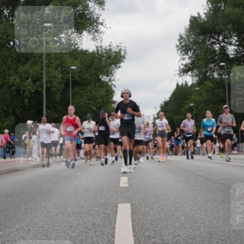 29.06.2025 - hella hamburg halbmarathon Luisa Fischer http://msf.ph/oto/8497296 29.06.2025 10:56:25 Kennedybrücke 17429, 4595, 7690, 9368, 10879 meine-sportfotos.de