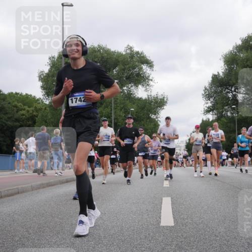 29.06.2025 - hella hamburg halbmarathon Luisa Fischer http://msf.ph/oto/8497344 29.06.2025 10:56:30 Kennedybrücke 1742, 12994, 11489, 181, 11974, 10661, 11899, 189, 1497, 4595, 7039, 9368, 10490 meine-sportfotos.de
