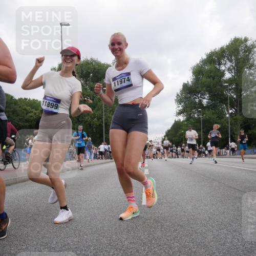 29.06.2025 - hella hamburg halbmarathon Luisa Fischer http://msf.ph/oto/8497398 29.06.2025 10:56:35 Kennedybrücke 18106, 11899, 5428, 11974, 11268, 2291, 7039, 7890, 9368, 10490 meine-sportfotos.de