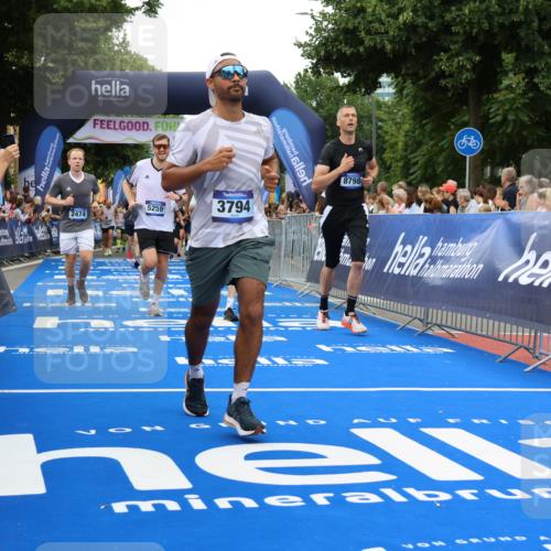 29.06.2025 - hella hamburg halbmarathon Strokosch-Dieckow http://msf.ph/oto/8497400 29.06.2025 10:54:30 Ziel 2474, 3426, 3794, 4635, 4868, 5259, 7129, 8798, 9012, 10040, 10368, 10376, 11009, 11797, 11799, 12321, 12362, 12607, 15146, 16327, 19067 meine-sportfotos.de