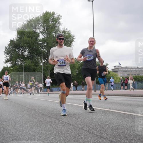 29.06.2025 - hella hamburg halbmarathon Luisa Fischer http://msf.ph/oto/8497448 29.06.2025 10:56:39 Kennedybrücke 17577, 7039, 5083, 2291, 6041, 6044, 7039, 7890, 8414, 10490 meine-sportfotos.de